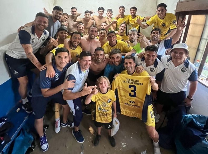 PURA ALEGR&Iacute;A. Los jugadores de La Fraternidad festejan en el vestuario la gran victoria en Del Viso.
