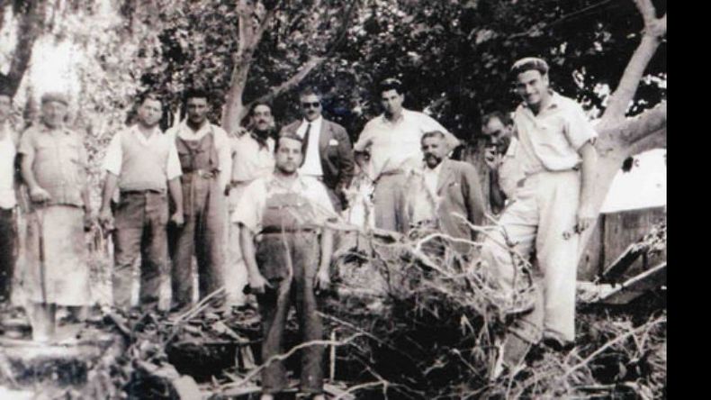 Los inicios, en los años 50. Trabajos de desmalezado en uno de los terrenos donde hoy se levanta el club..
