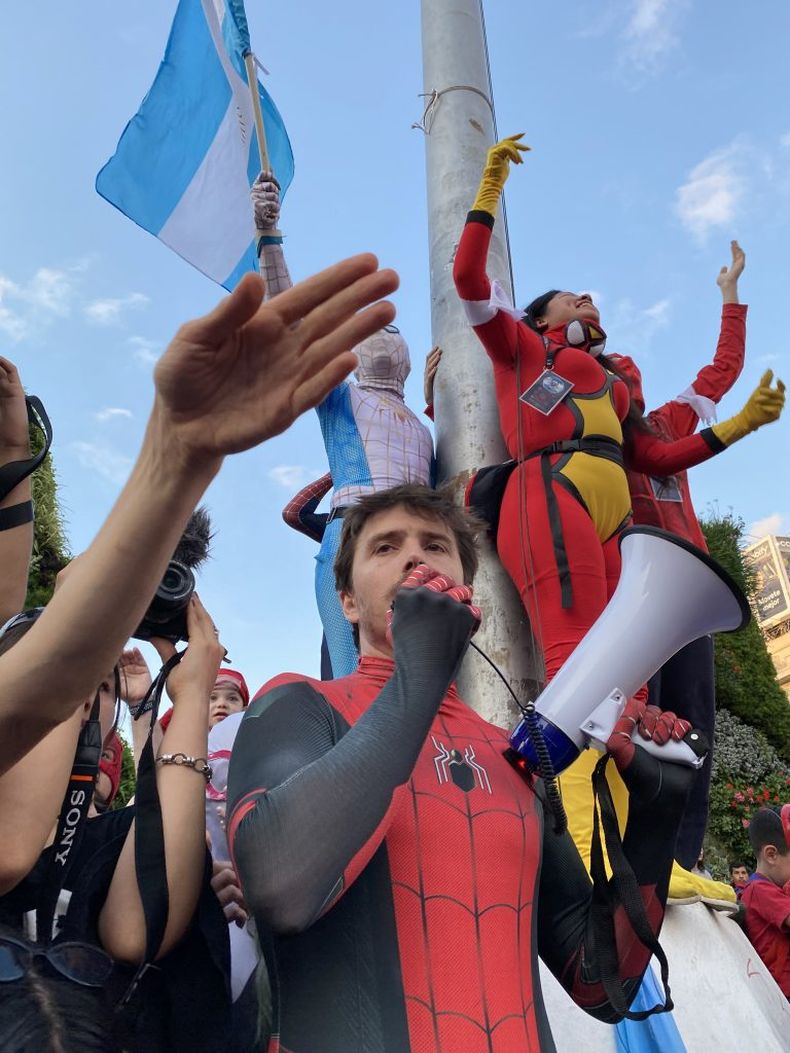 Uki Deane comunicando la coronación de gloria a los presentes. (X)..jpeg