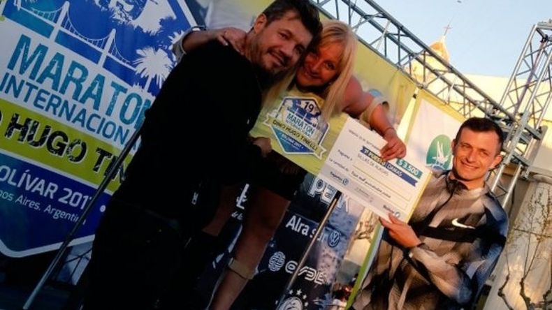 Norma Ramos junto a Tinelli, en el podio del maratón de Bolivar..