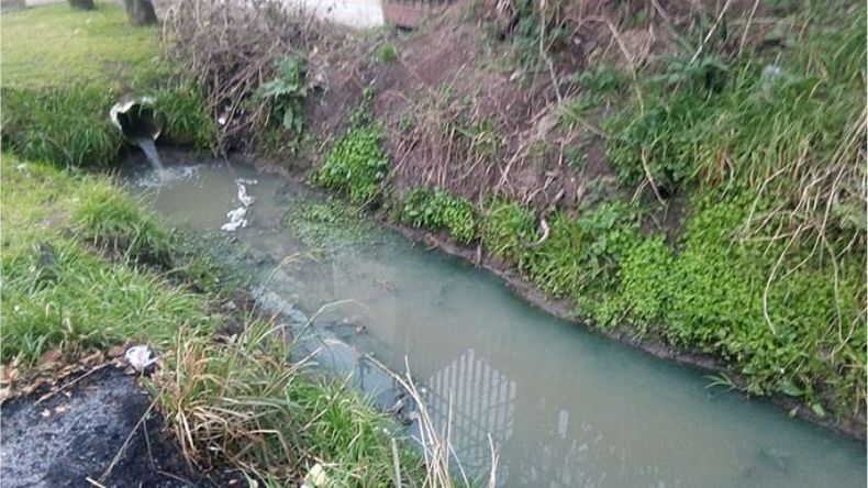 Esto es Villa Morra. Calle Olavarría y ex ruta 8. Hace dos días que se están vertiendo residuos cloacales y @AySA_Oficial no responde. Hay un olor insoportable. Vanina Codaro / @VaninaPilarOK..