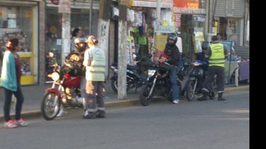 Los operativos se realizaron durante toda la mañana en el centro comercial de Presidente Derqui. Estuvo principalmente enfocado al control de las motos..