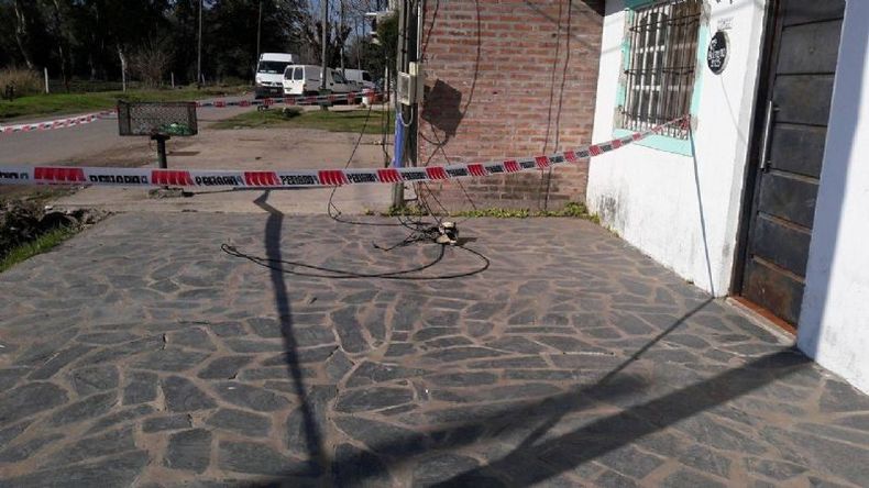 Luego del principio de incendio, los elementos derretidos yacen sobre la vereda. Foto gentileza de Jorge Guerrero..