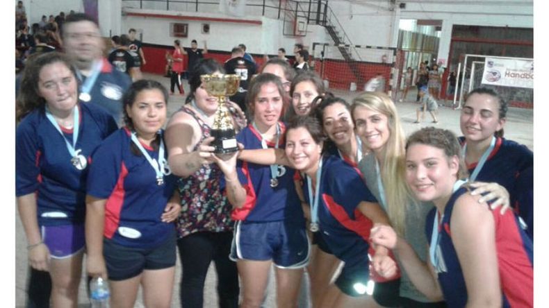 COPA. Las chicas y el técnico posan con las medallas y el trofeo por el subcampeonato..