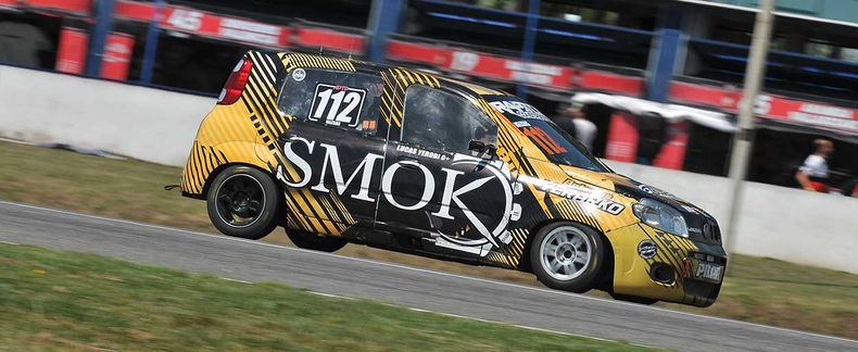 PISTA. El Renault Clio con que Nazareno Iglesias corre en la Clase 2.