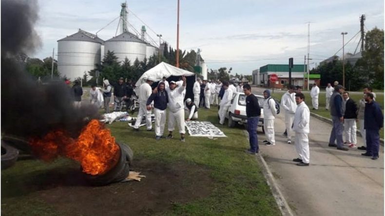 CONFLITOS. Las protestas son moneda corriente como respuesta a los despidos y suspensiones..