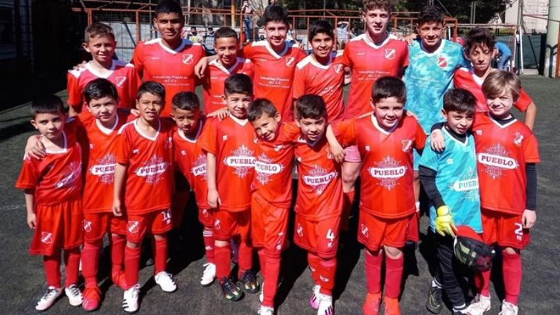 UNIDOS. Los chicos de las categorías 2008 y 2014 de Sportivo Pilar. .