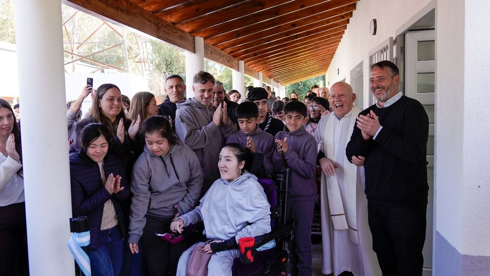Achával y sus funcionarios durante el corte de cintas que dejó inaugurada las nuevas aulas en la Escuela Santo Tomás, en Manuel Alberti.
