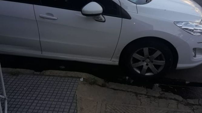 El vehículo obstruyó la rampa para discapacitados ubicada en Tomás Márquez y San Luis. .