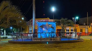 Fuente iluminada en Ruta 8. .