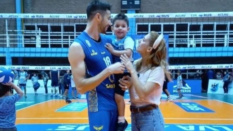 Festejo en familia. Fabián disfrutó con su hijo y mujer en la cancha de Muni..
