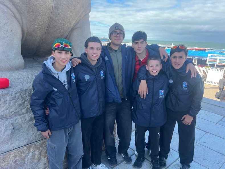 Los integrantes del Tenis de Pilar y una de las clásicas fotos en la playa Bristol con el lobo marino.