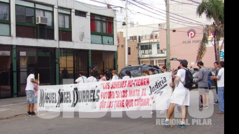 Los familiares de Durrels volvieron a acusar a la policía por su muerte..
