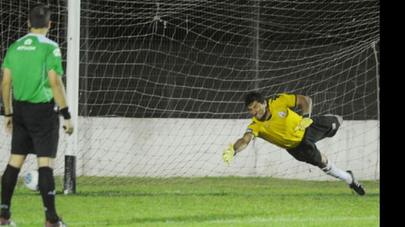 (Heva). El disparo de Sosa se va desviado ante la estirada de Hernández. Así Fénix pudo festejar en la Copa..