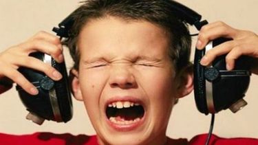 PELIGRO. El uso de auriculares a alto volumen potencia la hipoacusia..