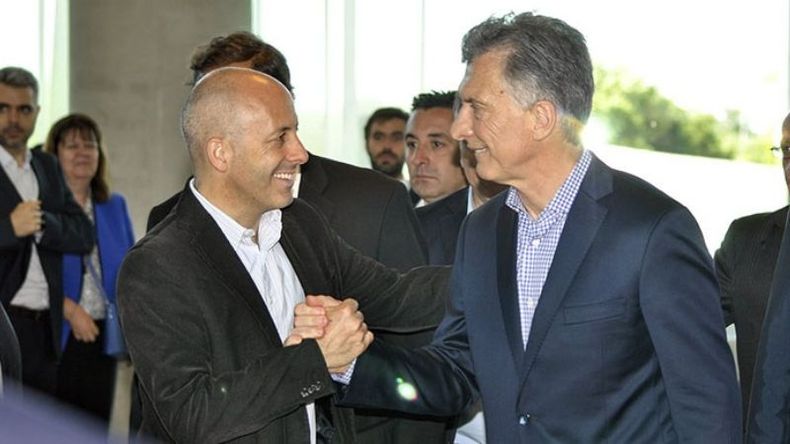 SALUDO. Ducoté y Macri en el Hilton. El Presidente dejó promesas de obras..