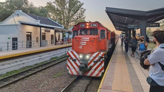 Noche de verano en estación Del Viso. Gualter @brezhneviano..
