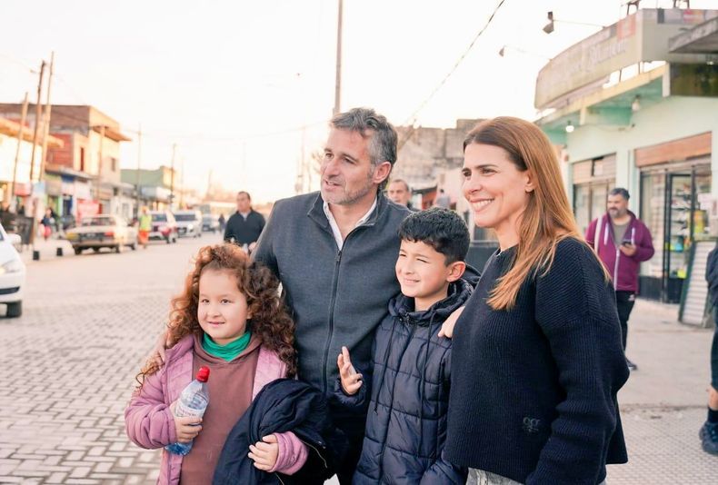 PASEO ALFARO. Peralta junto a Achával, junto a vecinos de Derqui.