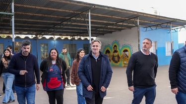El intendente Federico Achával junto al secretario de Gobierno Santiago Laurent recorrieron las obras en la escuela Nro. 12 y el Jardín Nro. 906 de Zelaya.&nbsp;