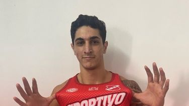 José Torrens ya se probó la camiseta de Sportivo Pilar.