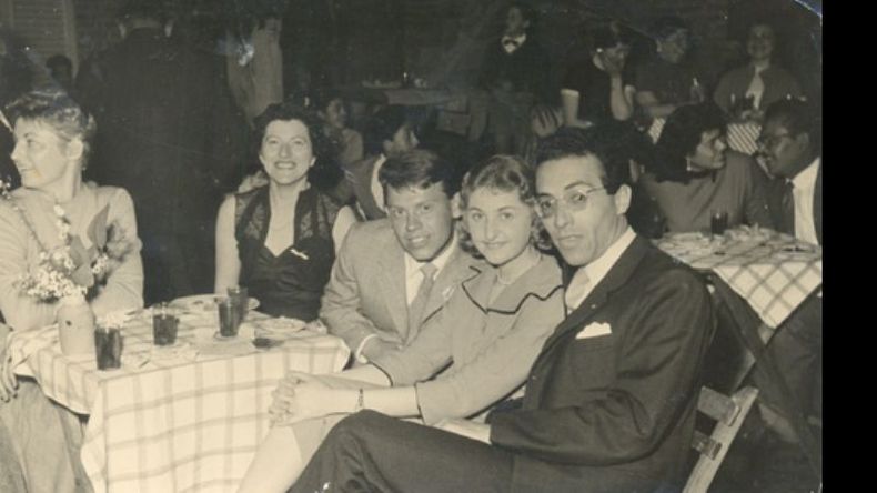 Copetín de Primavera de los años 60 en Sportivo: De izq. a der.: Úrsula Ula Meyer, Esther Rovner de Koselevich, Charly Hoic, Luise Ingeborg Inés Meyer y Norberto Agustín Bidart..