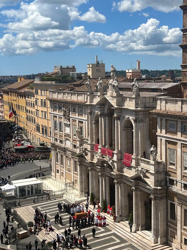 El ataúd del Papa entra entra en la Basílica. (Vaticano News)..jpg