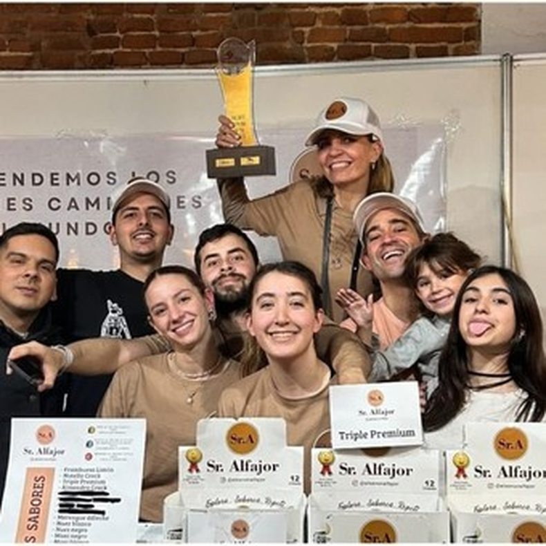 El equipo de Sr. Alfajor en el Mundial del Alfajor 2024. (Clarín).png