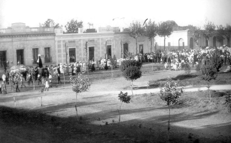 Peregrinación del Viernes Santo en el año 1922. En ese entonces la fecha era tomada con total solemnidad. A la izquierda puede verse la imagen de la Virgen portando luto.&nbsp;