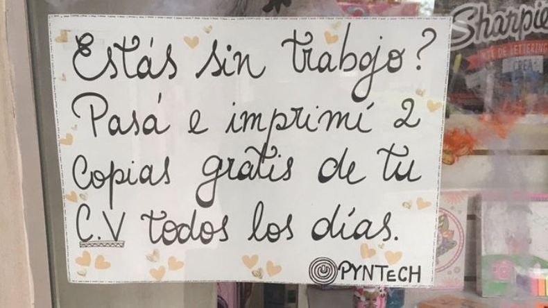 Llevé a mi madre al doc por un control y mientras esperaba me encontré con esto. Digno de compartir y aplaudir, librería  que está ubicada en el km 46 de Panamericana sobre calle Caamaño, complejo Vía Pilar..