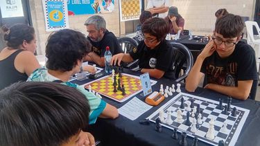 El Club de ajedrez de Derqui ya supera a los 100 socios en el Messi. El Club de ajedrez de Derqui ya supera a los 100 socios en el Messi.