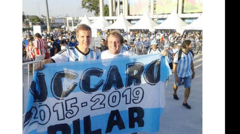 Campaña mundial. No son pocos los pilarenses que tuvieron la fortuna de viajar a Brasil para participar, en primera fila, de la pasión del mundial. Grupos de amigos, familias enteras, llevaron su pasión a los estadios. En el caso del funcionario municipal Tobías Brun, además, llevó a Brasil la campaña 2015, con esta bandera que promociona la candidatura de Zúccaro que como se ve en la foto, comparte con el ahora massista Martín Redrado..