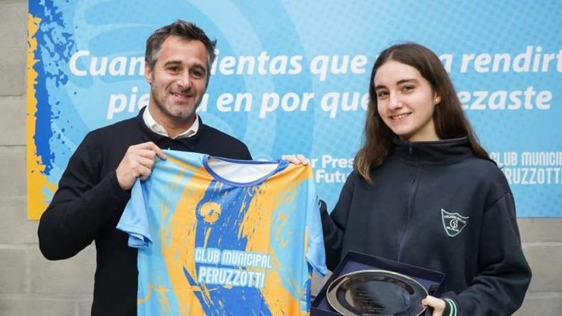 RECONOCIMIENTO. Achával le entregó una camiseta y un plato a Francisco. .