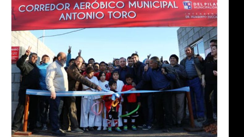 CORTE DE CINTAS. Zúccaro inauguró el espacio junto a vecinos..