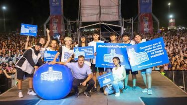 Desde el escenario y junto a un grupo de jóvenes, Achával volvió a pedir por la universidad..
