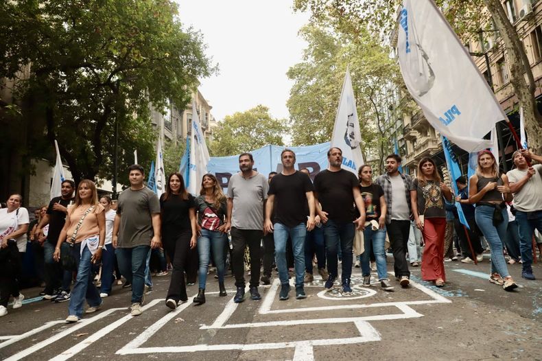 Achával encabezando la columna pilarense que estuvo en Plaza de Mayo. A su izquierda, Santiago Laurent.&nbsp;