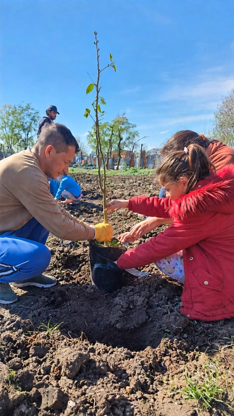 PLANTACIÓN. La actividad fue compartida por las familias.