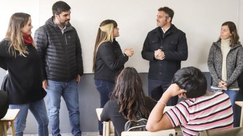 PASE AL FRENTE. Achával charló con los alumnos en las nuevas aulas..
