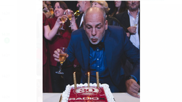 Víctor Ghiglione, fundador de Radio X, celebró el 30 aniversario de la emisora.