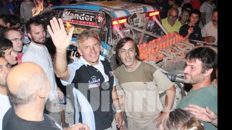 Roberto Naivirt saluda a la cámara de El Diario..