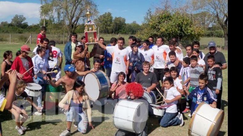 Todo La Lonja posa con el trofeo por el 2º puesto..