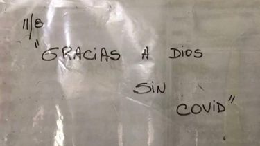 El cartel que se exhibe desde hace seis días en el piso de internaciones por covid de la Clínica Fátima. .