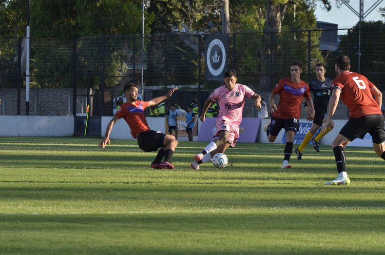 GAMBETA. Kevin González intenta avanzar entre tres jugadores de Villa Dálmine, en una tarde en la que Real no pudo encontrar el gol.