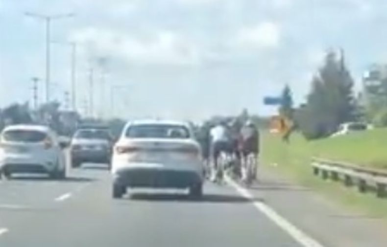 Ciclistas en Panamericana, una actividad peligrosa que está prohibida.