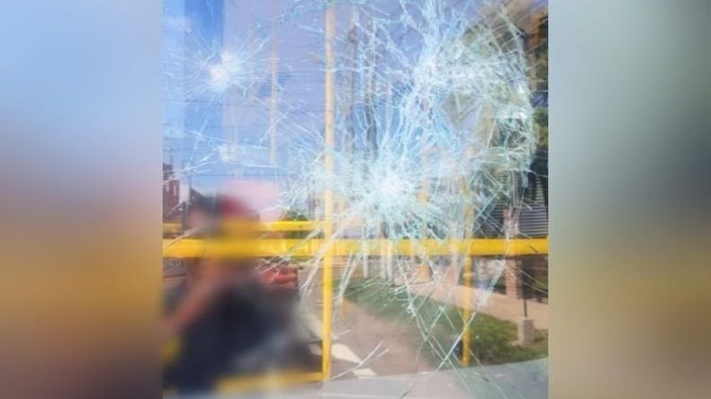 DAÑOS. Así quedó el parabrisas del colectivos luego de las tres pedradas..