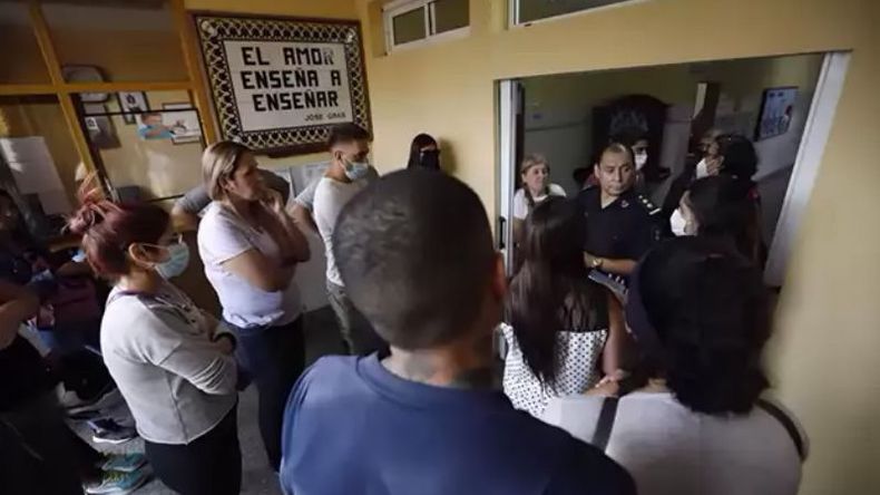 Tensa reunión entre familias y autoridades (foto La Nación)..