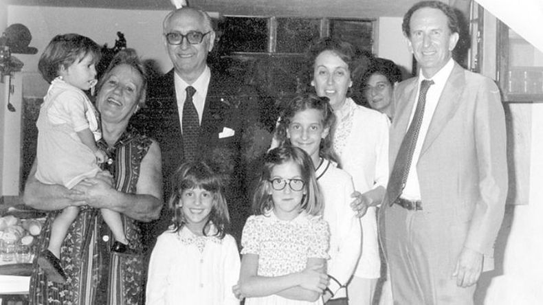 El ex presidente Arturo Frondizi, de visita por Pilar, en 1981. En la imagen, junto a la familia Poggi..