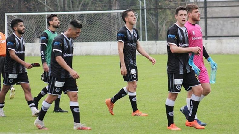 SIN TRIUNFOS. Los jugadores de Real preocupados por no poder ganar..
