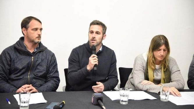 MICRÓFONO. Laurent, Achával y González lanzaron esta mañana el pedido de interpelación. .