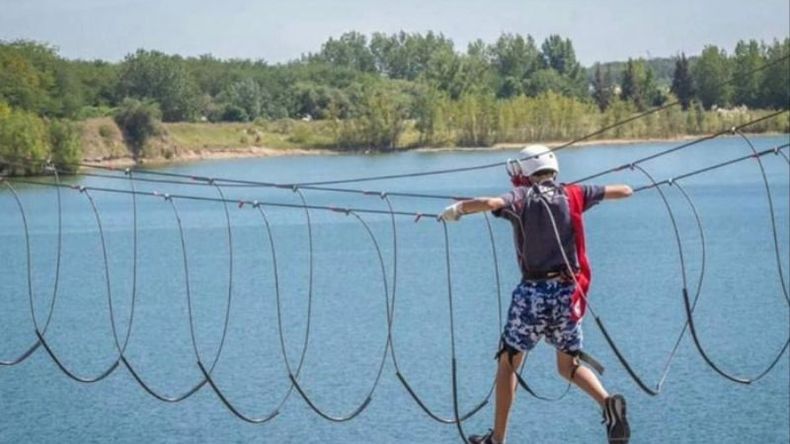 PARA LOS CHICOS. Puente colgante sobre el agua, una de las actividades..