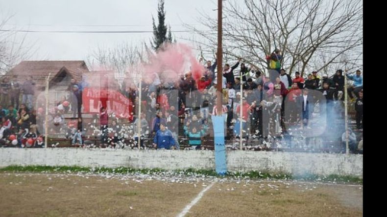 Los hinchas de Argentinos volvieron a vivir el clásico de Del Viso contra Unión, tras 11 años de espera en la Liga Escobarense. Los muchachos del Bichito festejaron con el empate agónico 3-3 en La Loma..